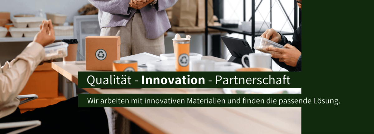 Menschen diskutieren über Verpackungen die am Tisch stehen