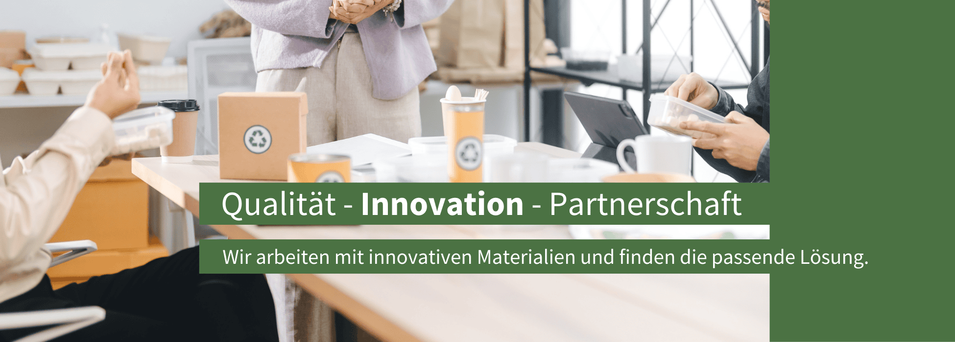 Menschen diskutieren über Verpackungen die am Tisch stehen